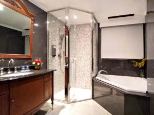 ein Badezimmer mit einer Dusche, einer Badewanne und einem Waschbecken in der Unterkunft Beauty Hotels - Star Beauty Resort in Taipeh