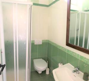 カンネロ・リヴィエーラにあるAppartamento Tennisのバスルーム(トイレ、洗面台、鏡付)