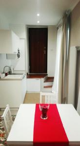 una cocina con una mesa con una placa roja. en Monolocale Aurora en Turín