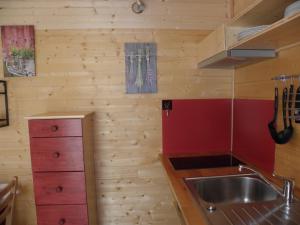 Kuchyň nebo kuchyňský kout v ubytování Provence Roulottes + 37 fotografií