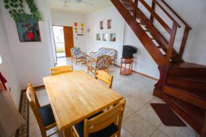 uma sala de jantar com uma mesa de madeira e cadeiras em Maytenus Galapagos em Puerto Ayora