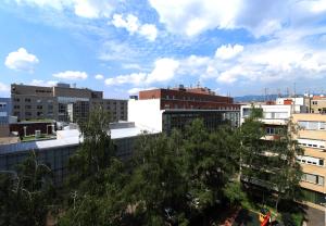 un perfil urbano con edificios y un cielo nublado en Amy apartment,centar,Netflix,speed WiFi, en Zagreb