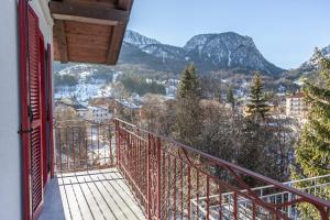 balkon z widokiem na góry w obiekcie Hotel Chaberton w mieście Cesana Torinese