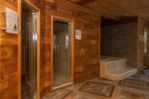 W łazience znajduje się kabina prysznicowa. w obiekcie Hotel Chaberton w mieście Cesana Torinese +37 zdjęć