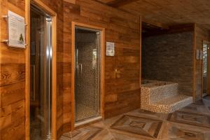 A bathroom at Hotel Chaberton