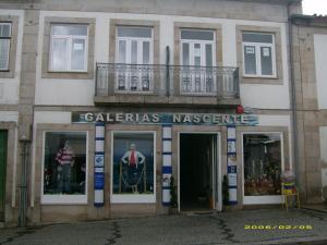 a building with a sign that reads callez masters massacre at Alojamento Galerias Nascentes in Alijó