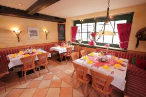 ein Restaurant mit zwei Tischen und Stühlen in einem Zimmer in der Unterkunft Gasthof Wimmer Weissbräu in Simbach am Inn