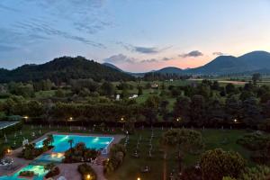 ein Luftblick auf ein Resort mit Pool und Berge in der Unterkunft Hotel Sporting Resort in Galzignano Terme