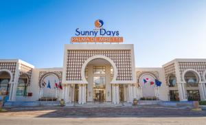 budynek ze znakiem, który czyta słoneczne dni palma de miracle w obiekcie Sunny Days Palma De Mirette Resort & Spa w mieście Hurghada