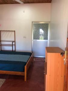 Letto o letti in una camera di Sai Seashell Rest Inn Nilaveli