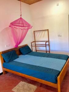 Postel nebo postele na pokoji v ubytování Sai Seashell Rest Inn Nilaveli