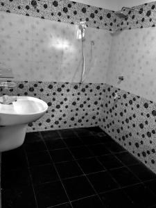 Kylpyhuone majoituspaikassa Sai Seashell Rest Inn Nilaveli