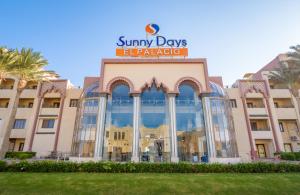 een gebouw met een bord dat zonnige dagen epilodge leest bij Sunny Days El Palacio Resort & Spa in Hurghada