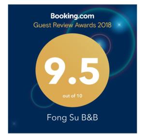 een flyer voor een gastbeoordeling met een gouden cirkel bij Fong Su B&B in Hualien