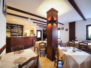 a restaurant with tables and chairs and a bar at Ginepro d'Abruzzo in Casamaina