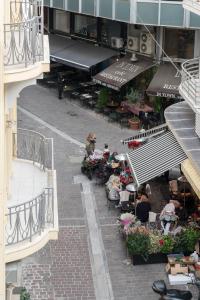 eine Straße mit Tischen und Stühlen in einem Gebäude in der Unterkunft ULTIMATE LOCATION CENTRAL ATHENS in Athen