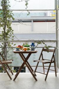 - une table avec un bol de fruits et une chaise dans l'établissement ULTIMATE LOCATION CENTRAL ATHENS, à Athènes