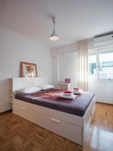 ein Schlafzimmer mit einem großen Bett in einem Zimmer in der Unterkunft ULTIMATE LOCATION CENTRAL ATHENS in Athen