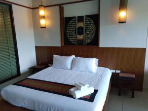 um quarto com uma cama com duas toalhas em C-VIEW BOUTIQUE em Rawai Beach
