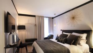 a bedroom with a large bed and a window at Maisons du Monde Hotel & Suites - Nantes in Nantes