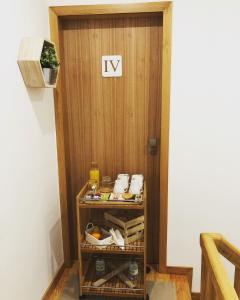 uma porta de madeira com um sinal de televisão em Bellu Suites em Guimarães