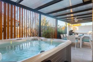 a jacuzzi tub in the middle of a patio at Apartment Solinar in Soline