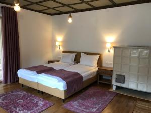 1 dormitorio con 1 cama grande y 2 alfombras en Haus Planegg, en Lainach