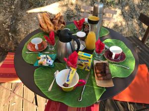 une table avec une plaque de nourriture sur une feuille dans l'établissement Au Soleil Mongol, à Sorède