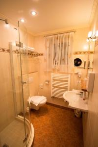 Kúpeľňa v ubytovaní SCHÖNIS-Landhotel