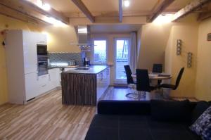 een keuken en een woonkamer met een bank en een tafel bij Hafenkieker in Waren