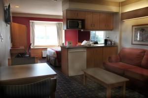 Η κουζίνα ή μικρή κουζίνα στο Ramada by Wyndham Bloomington I-55 and I-74 IL