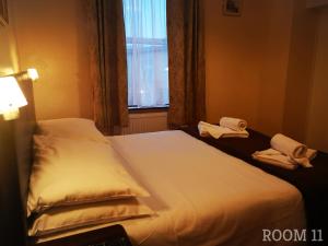 Postel nebo postele na pokoji v ubytování Westgate Hotel