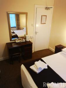 Postel nebo postele na pokoji v ubytování Westgate Hotel