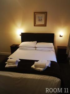 オックスフォードにあるウエストゲート ホテルのベッドルーム1室(タオル付)