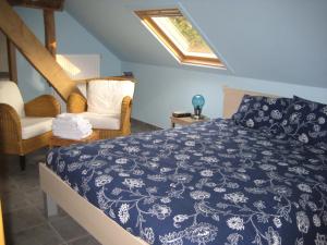 A bed or beds in a room at B&B Het Uilennest