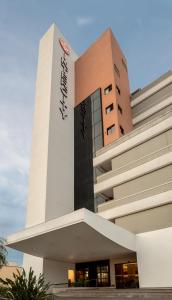 un edificio con un cartel en el costado en Intercity Cuiabá en Cuiabá
