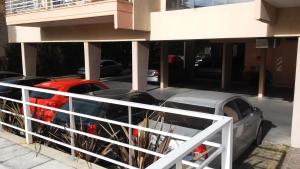 un grupo de coches estacionados frente a un edificio en 400 Av libertador LUMINOSO AMPLIO piscina COCHERA seguridad 24 hs en San Fernando