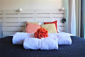 ポルトにあるPorto Sunny Terrace Almadaの大型ベッド(白いヘッドボード、枕付)
