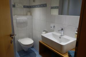 A bathroom at Ferienwohnung Brugger