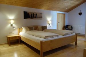 A bed or beds in a room at Ferienwohnung Brugger