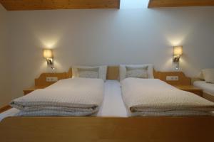 A bed or beds in a room at Ferienwohnung Brugger