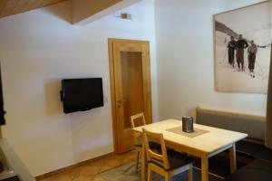 A television and/or entertainment centre at Ferienwohnung Brugger