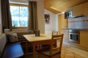 A kitchen or kitchenette at Ferienwohnung Brugger