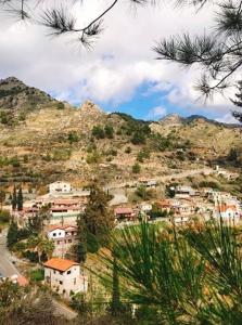 een stad op een heuvel met een berg bij Lasmari's Bouquet in Sykopetra