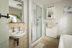 ein Badezimmer mit Waschbecken und Dusche in der Unterkunft Old Fox Cottage in Evesham + 10 Fotos