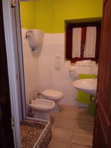 een badkamer met een toilet en een wastafel bij Il rifugio nel parco in Villetta Barrea