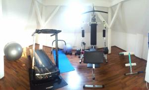 una habitación con un gimnasio con TV y equipo de ejercicios en Einbettzimmer - 300 Meter vom Hauptbahnhof, en Heilbronn