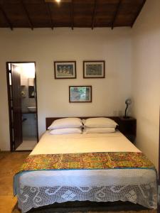 ein Schlafzimmer mit einem großen Bett mit zwei Kissen in der Unterkunft Pousada e Restaurante do Paulo in Jijoca de Jericoacoara