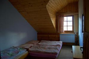 Ένα ή περισσότερα κρεβάτια σε δωμάτιο στο Chata Koliba