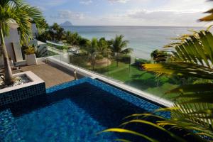 Sundlaugin á Cap Ouest Beachfront Luxury Penthouse & Apartment eða í nágrenninu